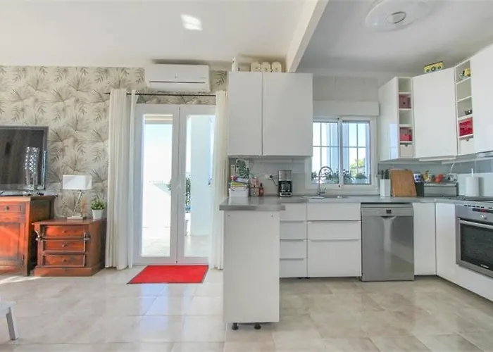 Feriehus Amazing 3 Bedroom Townhouse With Sea View,